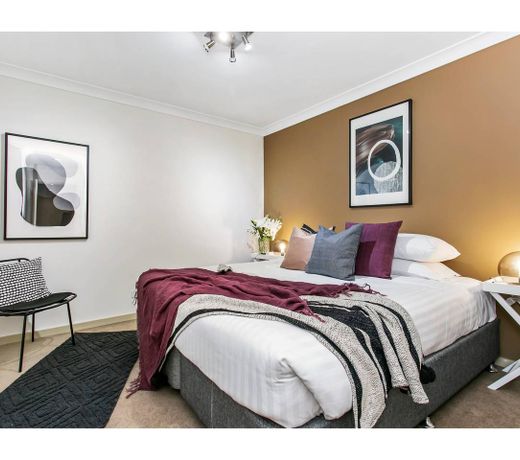 Large unit amid inner-city greenery close to CBD