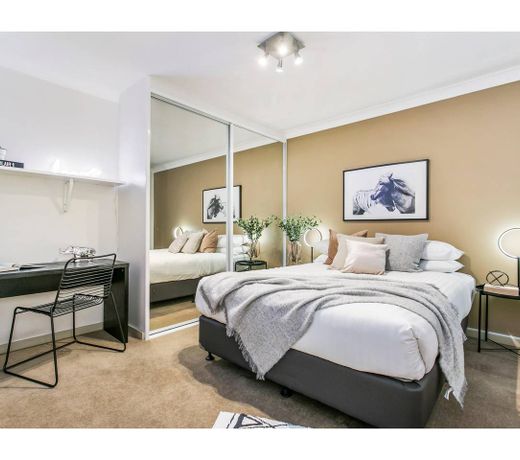 Large unit amid inner-city greenery close to CBD
