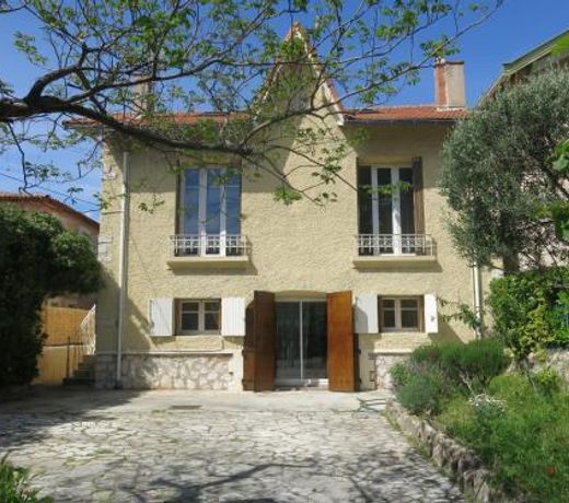 Maison avec jardin sur une colline