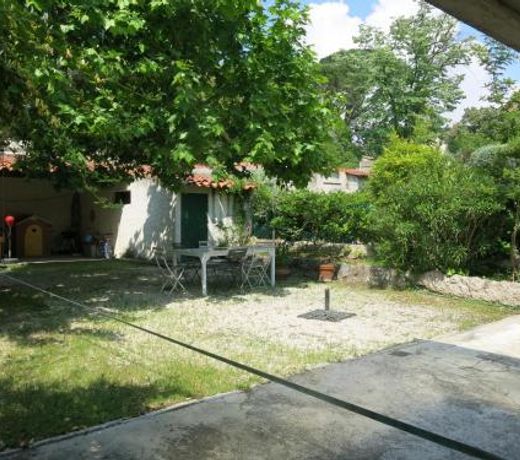 Maison avec jardin sur une colline