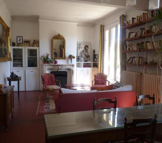 Maison avec jardin sur une colline