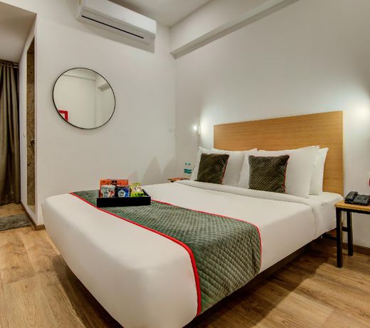 OYO Townhouse 105 Khar West Station