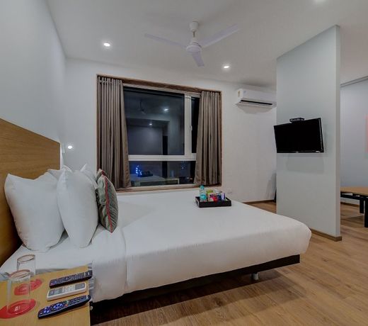 OYO Townhouse 105 Khar West Station