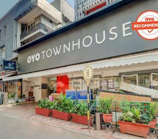 OYO Townhouse 105 Khar West Station