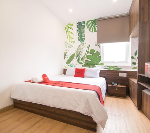 RedDoorz Plus @ Tran Quang Khai Street