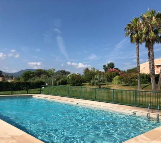 Appt T2 refait Ã  neuf - vue mer dans residence avec piscine