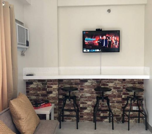 Quezon City Space w/ Fast WIFI and Netflix