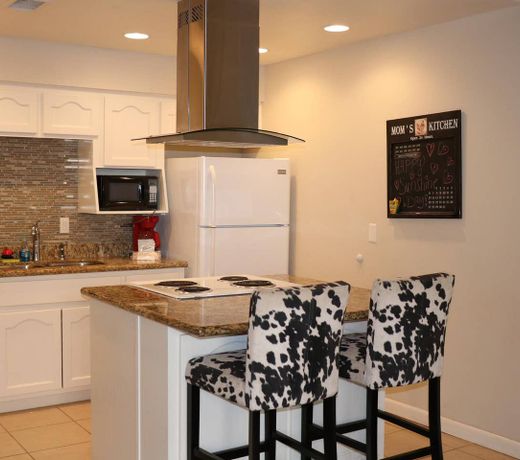 Cozy condo in Tiki complex with private beach access