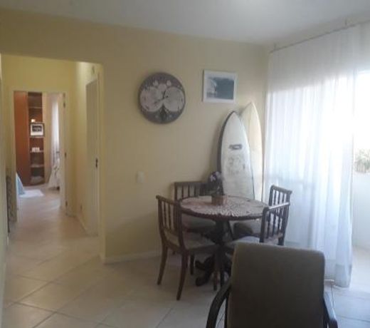 Apartamento amplo, arejado e com ótima localização