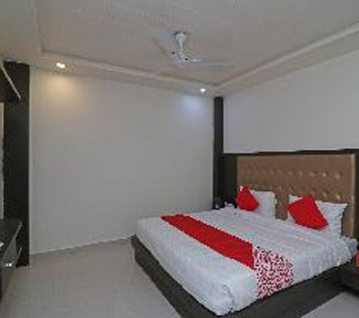 OYO 22979 Saffron Hotel