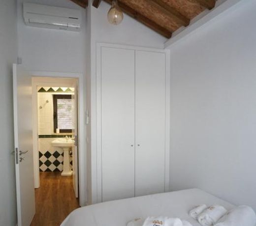 Modern house - air cond, free parking, breakfast