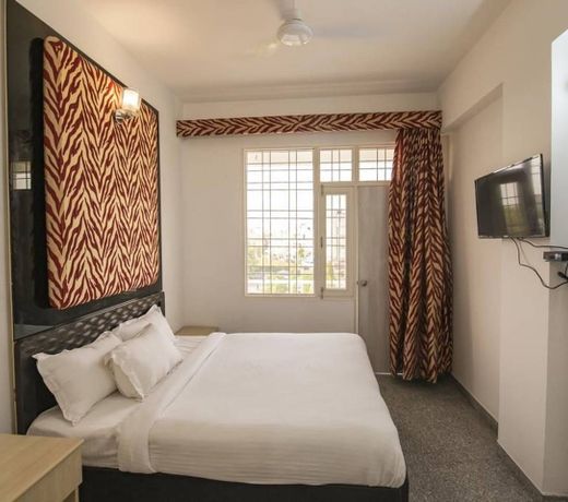 Tuma Club House