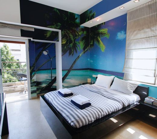 2 Bdr, Renovated & Central, Steps from Beach