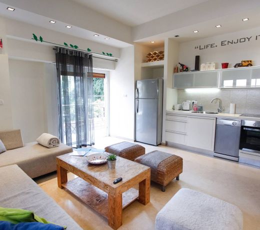 2 Bdr, Renovated & Central, Steps from Beach