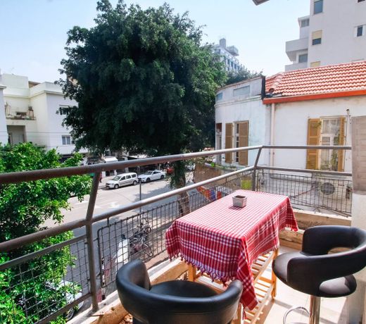2 Bdr, Renovated & Central, Steps from Beach