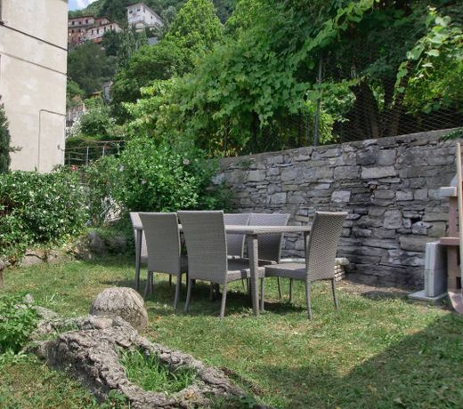 On the Lakeshore splendid and surrounded by garden