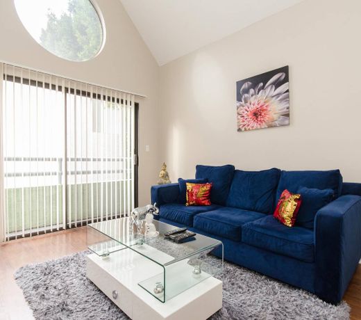 Hollywood Lights Apartment
