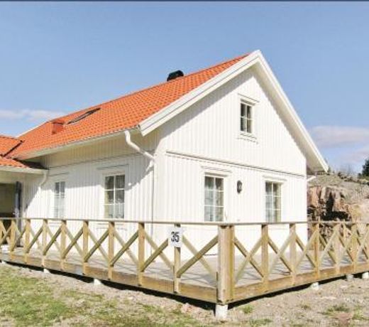Amazing home in Fjllbacka with 4 Bedrooms, Sauna and WiFi