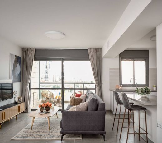 Deluxe 3 bedrooms flat in residential area