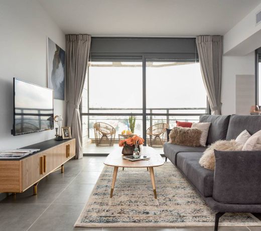 Deluxe 3 bedrooms flat in residential area