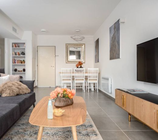 Deluxe 3 bedrooms flat in residential area