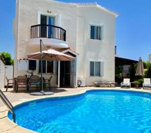 VILLA ALICIA with priv pool, beautiful garden and shady veranda- 5 min to the beach