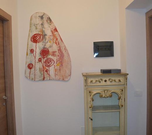 Parravicini Red Flower apartment
