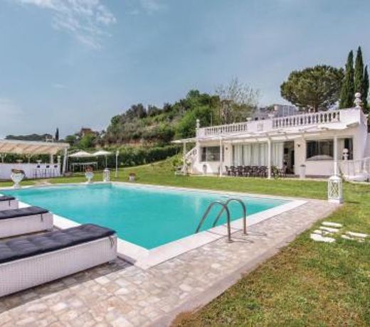 Amazing home in Roma with WiFi and Outdoor swimming pool