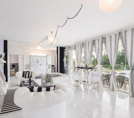 Amazing home in Roma with WiFi and Outdoor swimming pool