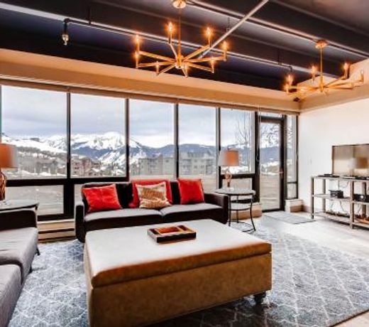 Uniquely Decorated Mountain Plaza Condo Condo
