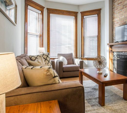 Cozy Depaul 2bdr Near Train, University and Cubs