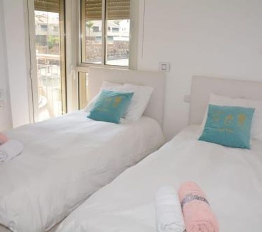 Renovated 3 Bedroom - Residence with Pool next the Beach