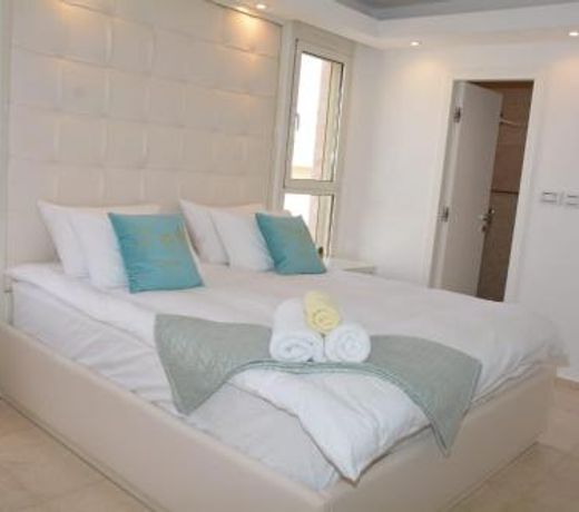 Renovated 3 Bedroom - Residence with Pool next the Beach