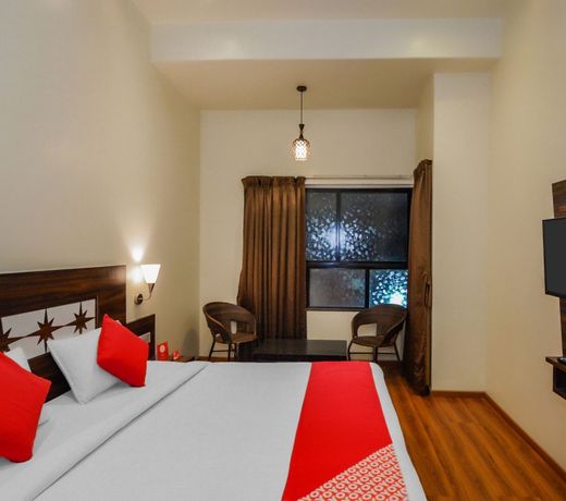 OYO 18912 Popular Hotel