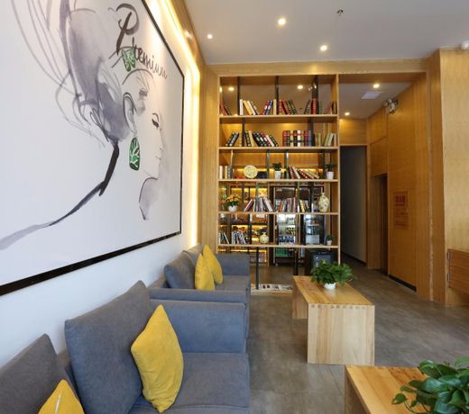 7 Days PremiumÂ·Yichang Wanda Plaza Yunhe Park