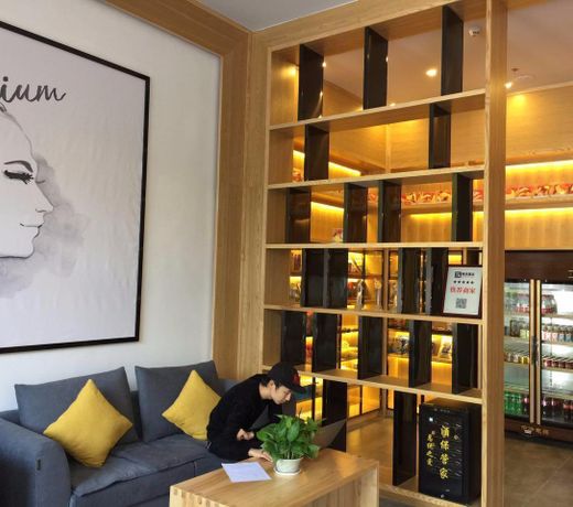 7 Days PremiumÂ·Yichang Wanda Plaza Yunhe Park