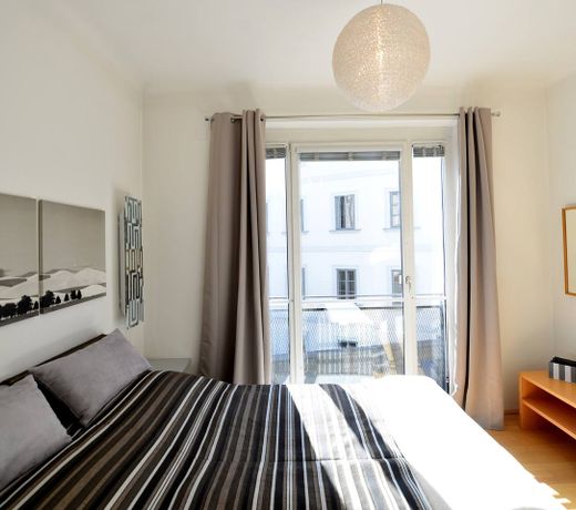 *VERY CENTRAL & close to the stock exchange