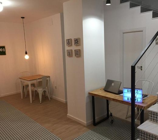 GOMEZ ROOMS