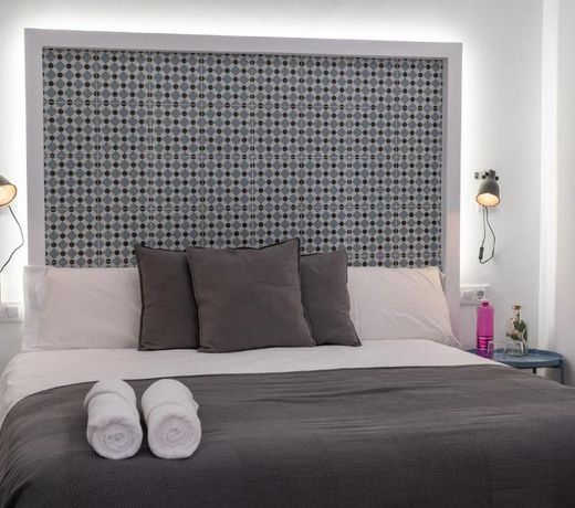 GOMEZ ROOMS
