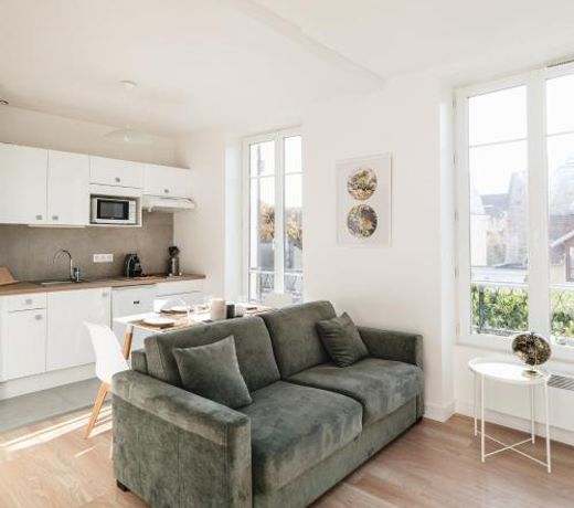 â PARISIAN ROMANTIC HIDEAWAY â