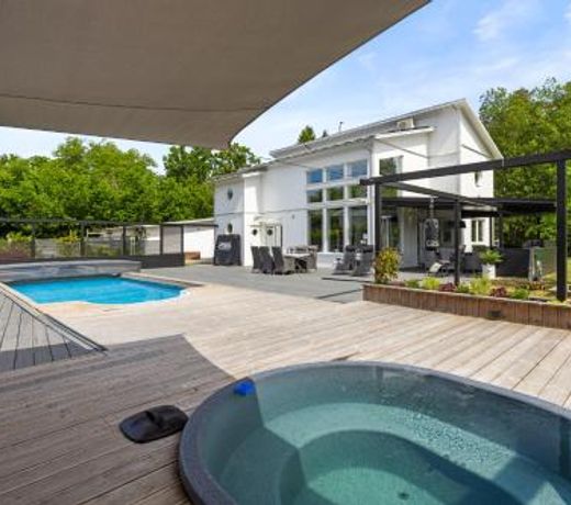 Exclusive villa with pool near Sthlm city and lake
