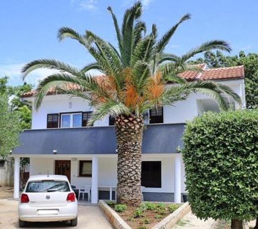 Apartment Marino, Vir