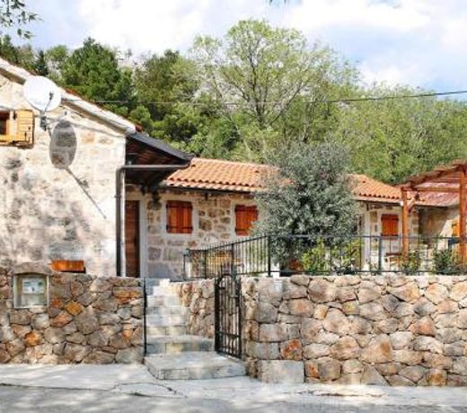 Holiday house Jucinovi Dvori, Starigrad Paklenica with pool