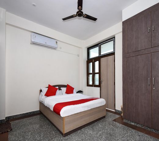 OYO 27876 Hotel Preminn