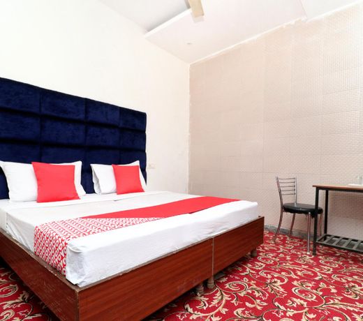 OYO 24066 Hotel Rr Villa