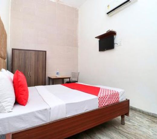 OYO 24066 Hotel Rr Villa