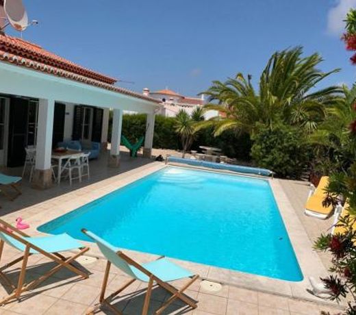 Holiday villa with pool near the ocean