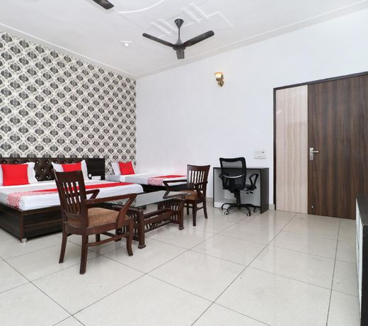 OYO 28081 White Hills Guest House