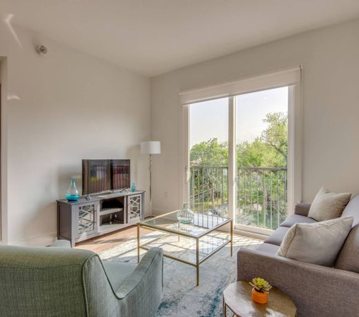 Dormigo Fifth Floor 2BR Steps from Centennial Park