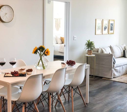 MODERN & CHIC LUXURY CONDO (3 BED+2 BATH)